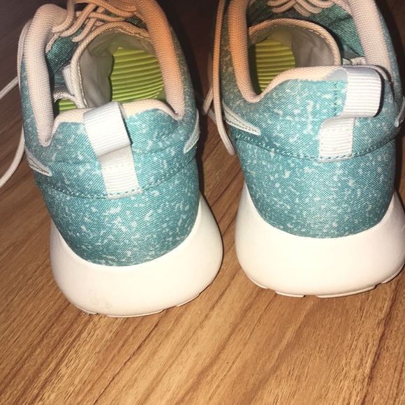 Nike Roshes - Picture 6 of 8
